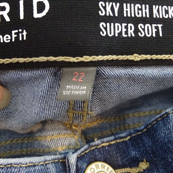 Torrid Women Sky High Kick Boot Crop Jeans Ripped Size 22 Super Soft 41955348 - Picture 10 of 16